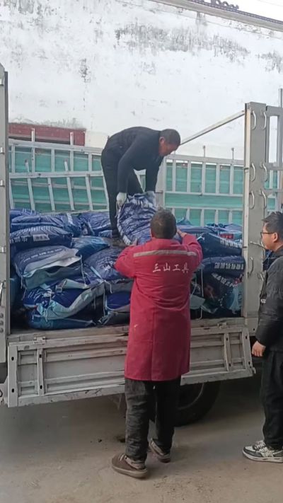 湖南岳阳果树基地有机肥到货卸车中