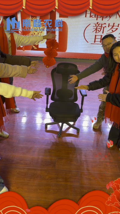 🎇 元旦快乐，温暖相伴 🎇时光匆匆，感恩 2025 年每一份支持与陪伴！从猪场到工厂，南商农科的成长，离不开每一位合作伙伴与家人的信赖！2026 年，我们将继续以贴心服务和硬核设备，陪您一路前行，养殖